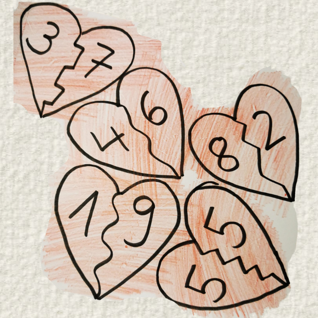 5 gemalte Herzen, in jedem Herz stehen zwei Zahlen die zusammen 10 ergeben.